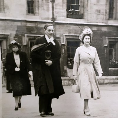 Queen Elizabeth meeting President Pool.jpg